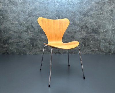 Fritz Hansen Serie 7 Arne Jacobsen Buche 44cm
