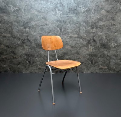 Vintage Stapelstühle Grau Metallgestell 46cm Sitzhöhe